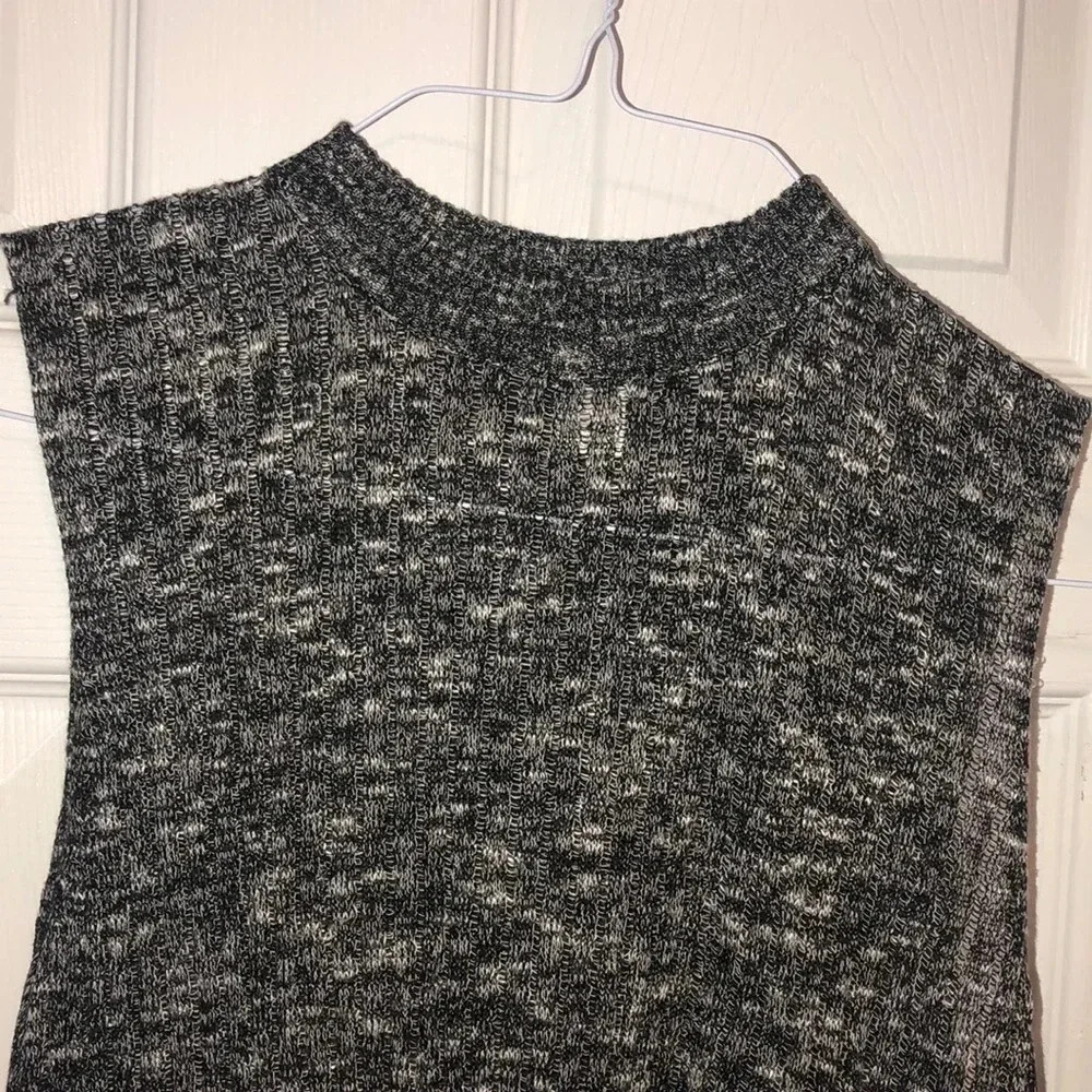 Cropped Tank Top - Picture 2 of 3
